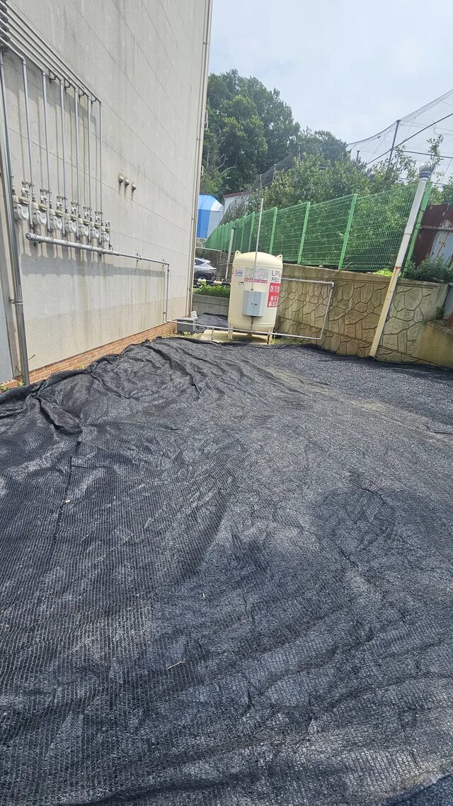경사진 임야 사면에서 진행하는 임야잡초제거 작업 현장