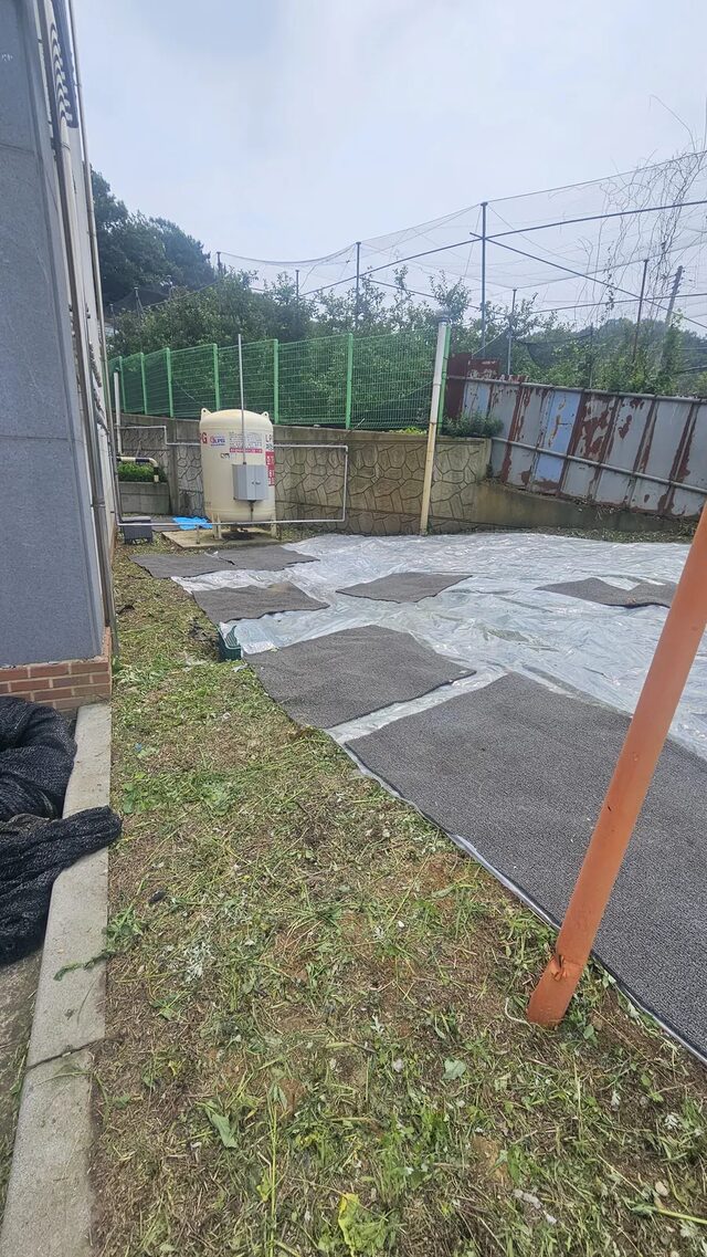 잡초제거방법 중 예초 작업이 진행 중인 부지 현장
